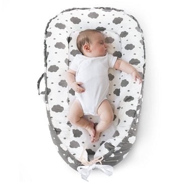 Husa de somn respirabila Baby Nest, 100% bumbac, gri cu imprimeu in nor 